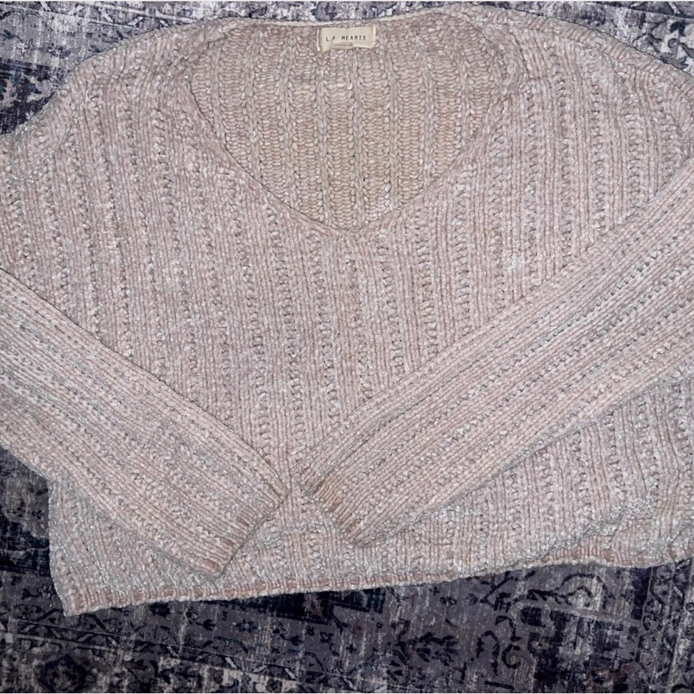 La Hearts Cream V-Neck Sweater
